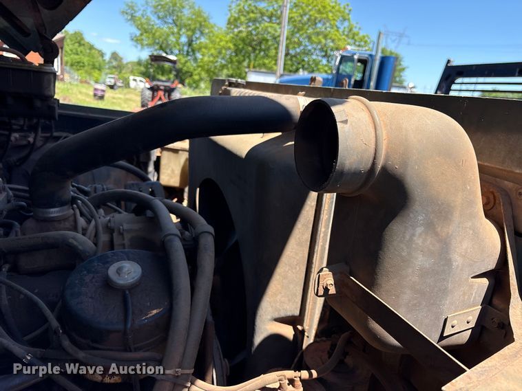 image for item ET2063 1984 Ford F700 winch truck