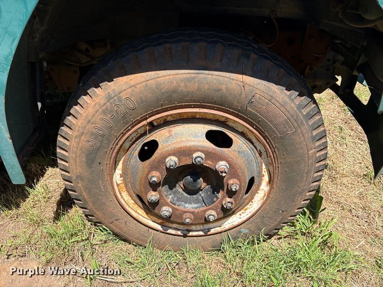 image for item ET2063 1984 Ford F700 winch truck