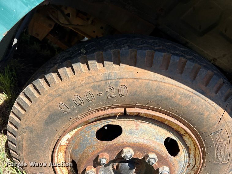 image for item ET2063 1984 Ford F700 winch truck