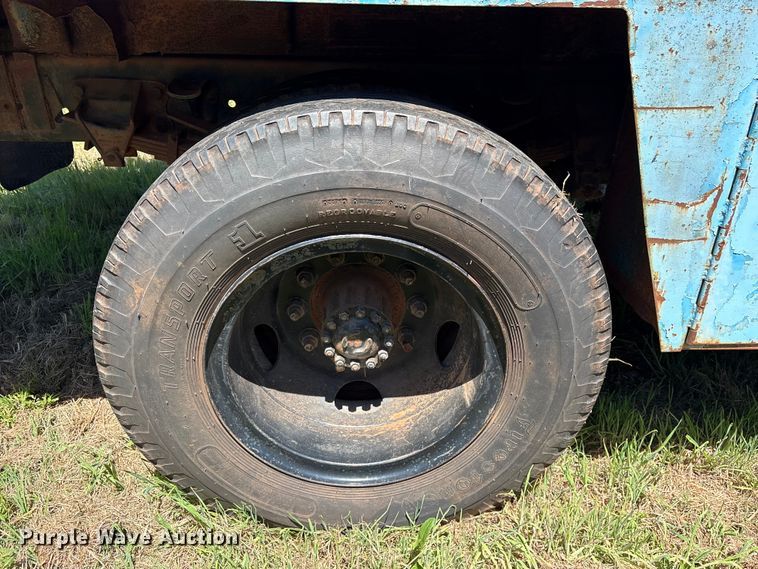 image for item ET2063 1984 Ford F700 winch truck