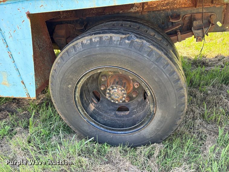 image for item ET2063 1984 Ford F700 winch truck