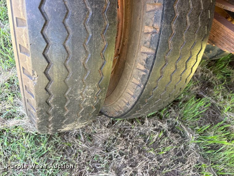 image for item ET2063 1984 Ford F700 winch truck