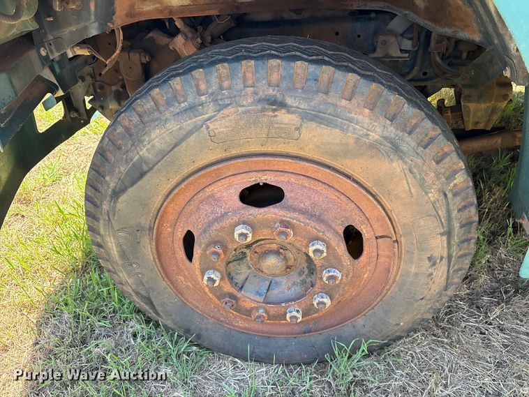 image for item ET2063 1984 Ford F700 winch truck