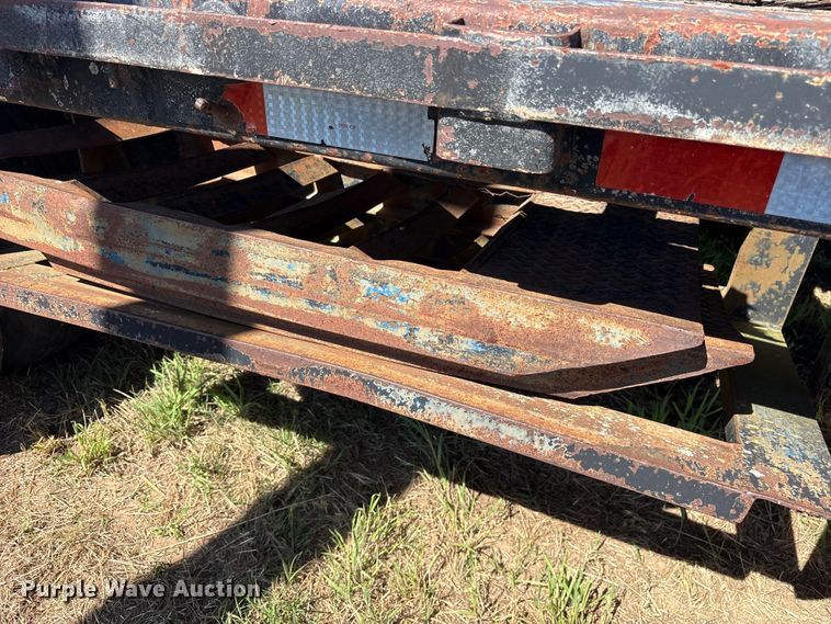 image for item ET2067 1997 Trail King Industries TK70LCS-482 drop deck equipment trailer