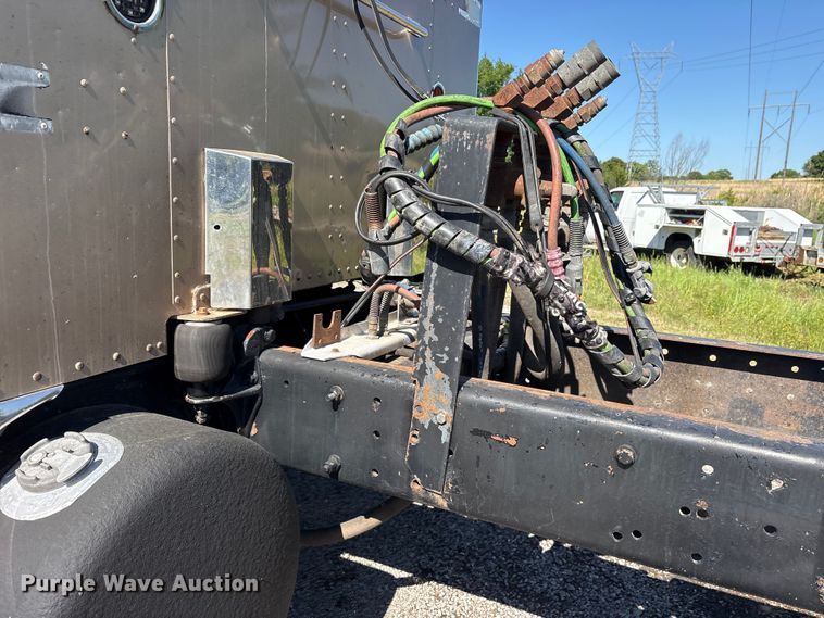 image for item ET2068 1995 Peterbilt 379 semi truck