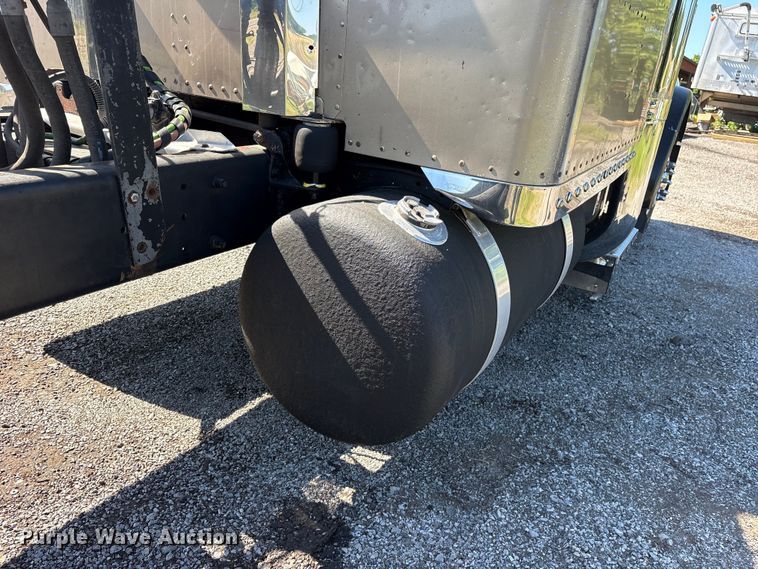 image for item ET2068 1995 Peterbilt 379 semi truck