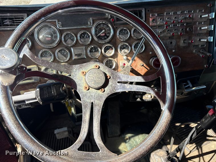 image for item ET2068 1995 Peterbilt 379 semi truck