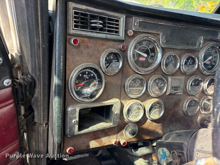 image for item ET2068 1995 Peterbilt 379 semi truck