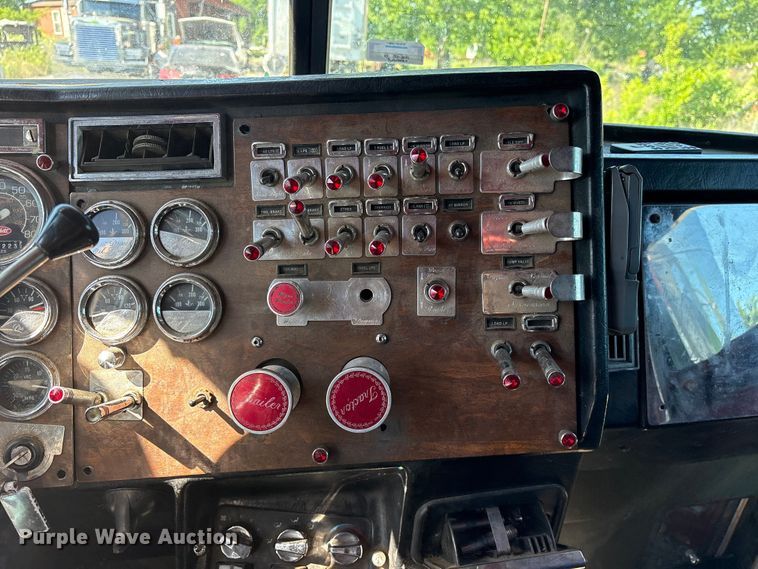 image for item ET2068 1995 Peterbilt 379 semi truck