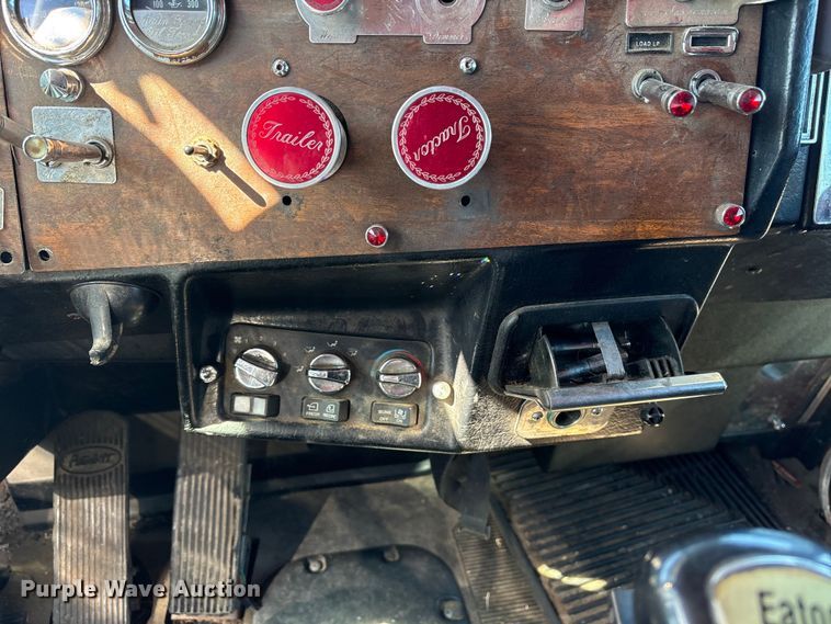 image for item ET2068 1995 Peterbilt 379 semi truck