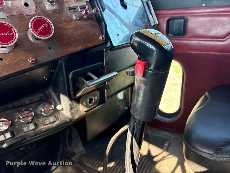 image for item ET2068 1995 Peterbilt 379 semi truck