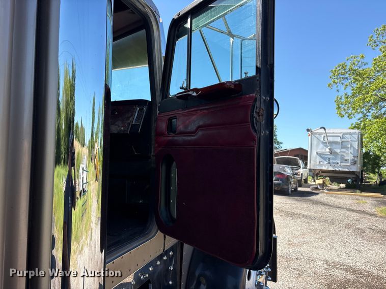 image for item ET2068 1995 Peterbilt 379 semi truck