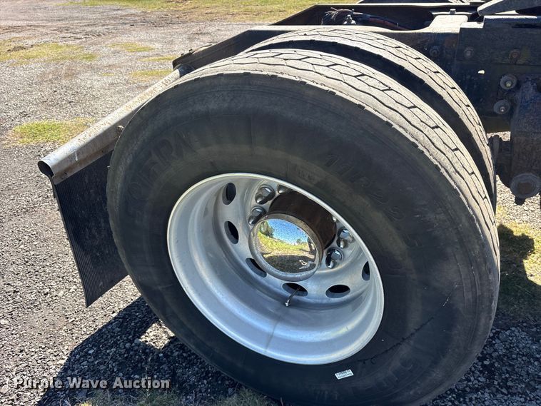 image for item ET2068 1995 Peterbilt 379 semi truck