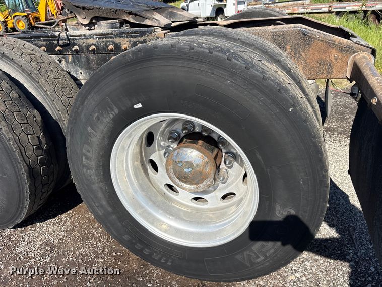 image for item ET2068 1995 Peterbilt 379 semi truck