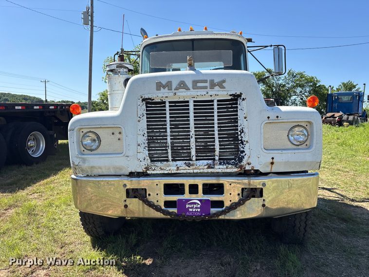 image for item ET2069 1977 Mack winch truck