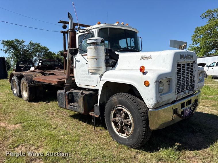 image for item ET2069 1977 Mack winch truck