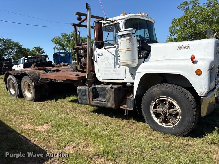 image for item ET2069 1977 Mack winch truck