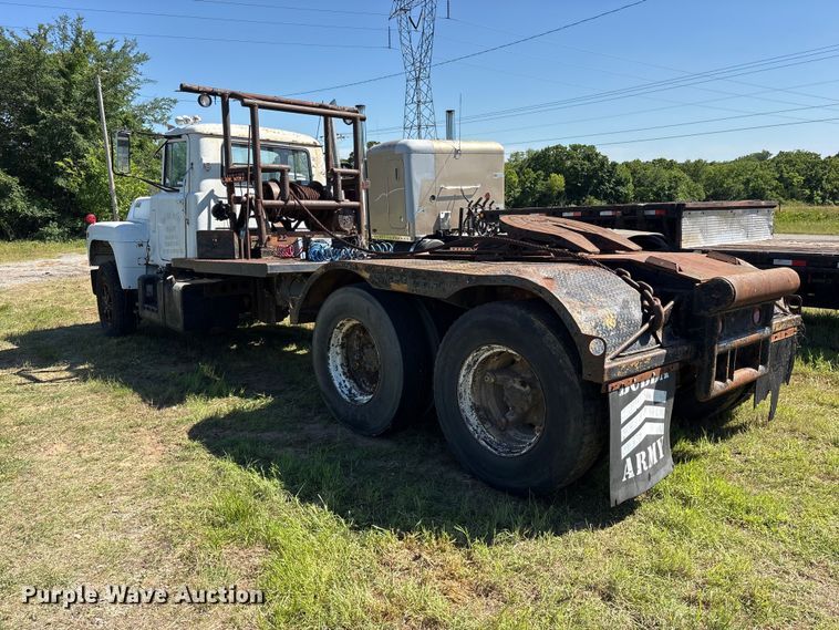image for item ET2069 1977 Mack winch truck