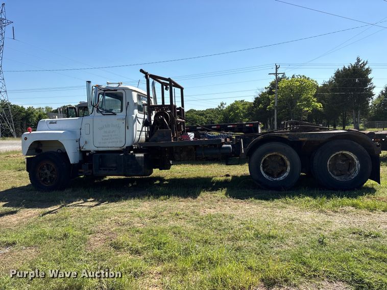 image for item ET2069 1977 Mack winch truck