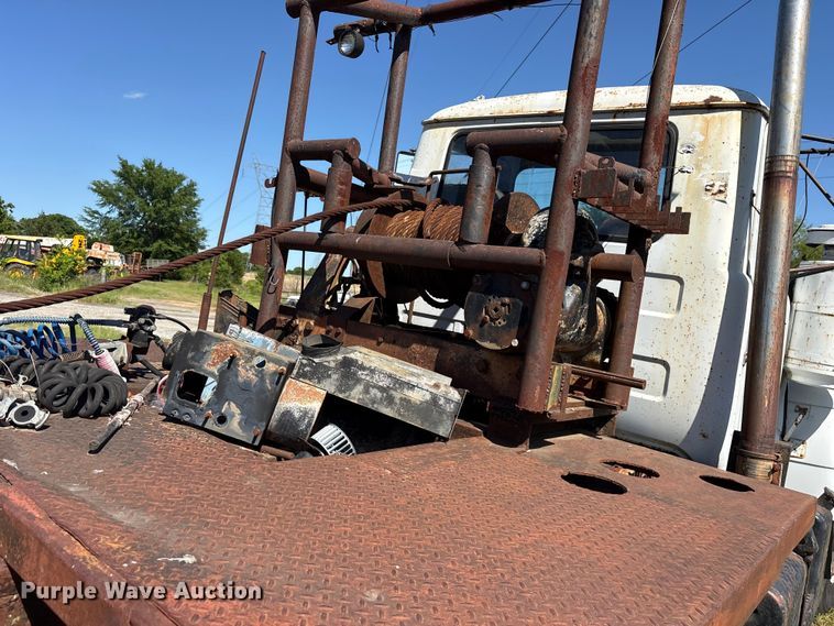 image for item ET2069 1977 Mack winch truck