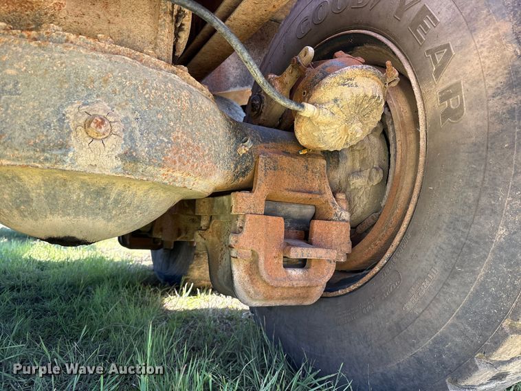 image for item ET2069 1977 Mack winch truck