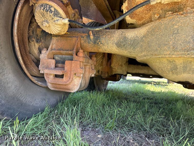 image for item ET2069 1977 Mack winch truck