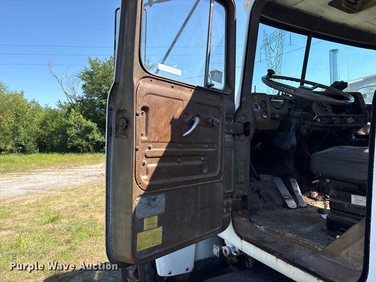 image for item ET2069 1977 Mack winch truck