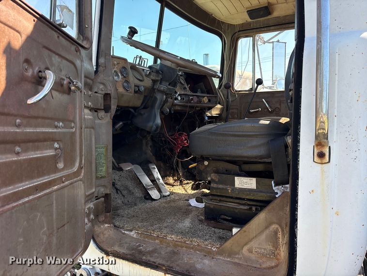 image for item ET2069 1977 Mack winch truck