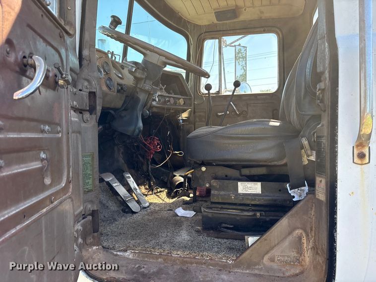 image for item ET2069 1977 Mack winch truck