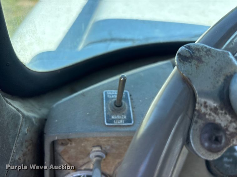 image for item ET2069 1977 Mack winch truck