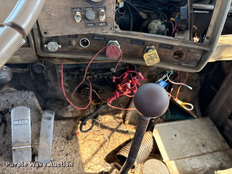 image for item ET2069 1977 Mack winch truck