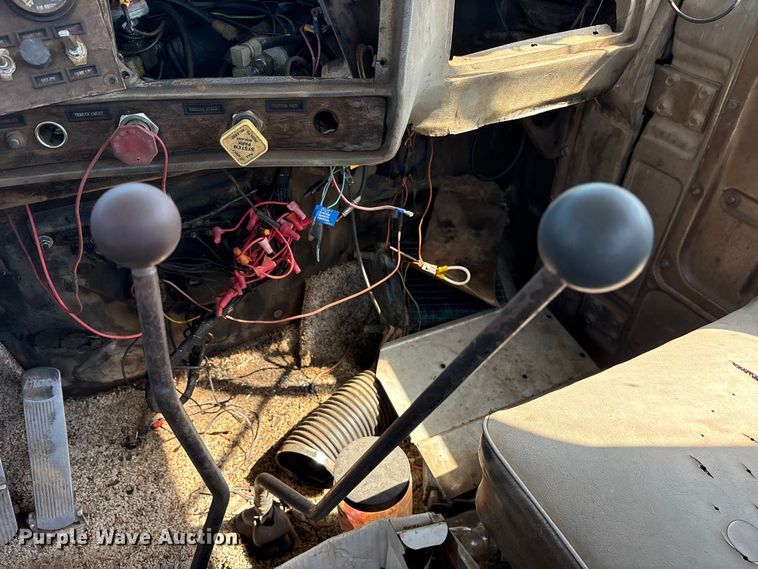 image for item ET2069 1977 Mack winch truck