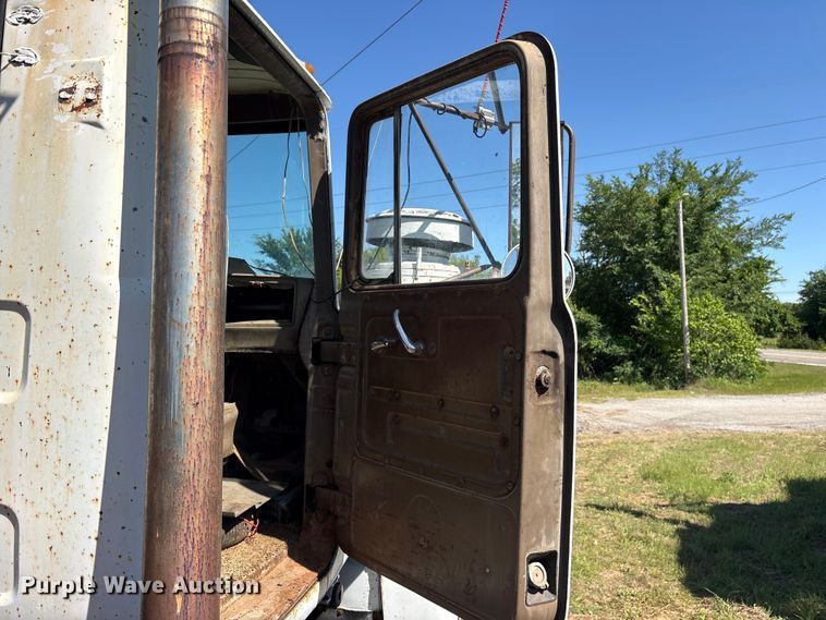 image for item ET2069 1977 Mack winch truck