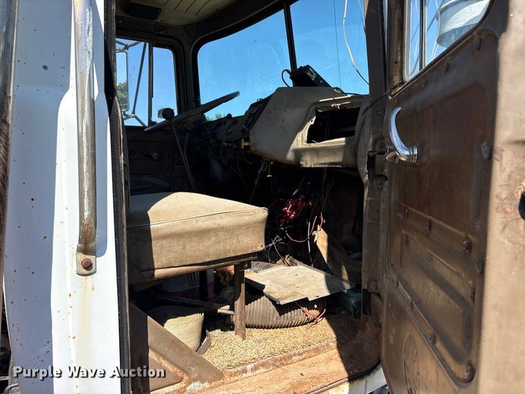 image for item ET2069 1977 Mack winch truck