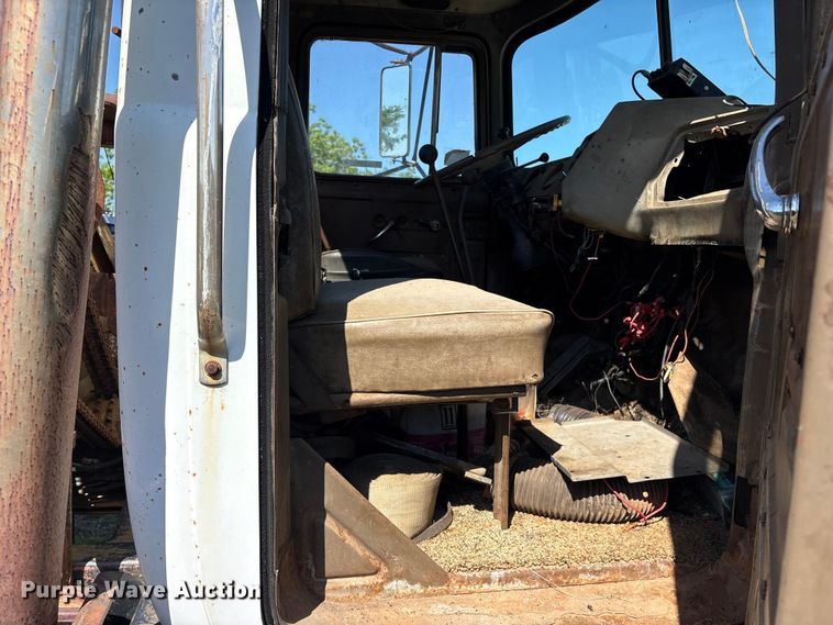 image for item ET2069 1977 Mack winch truck