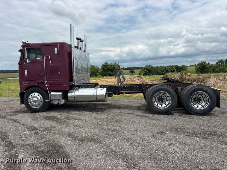 image for item ET2230 1979 Peterbilt 352 semi truck