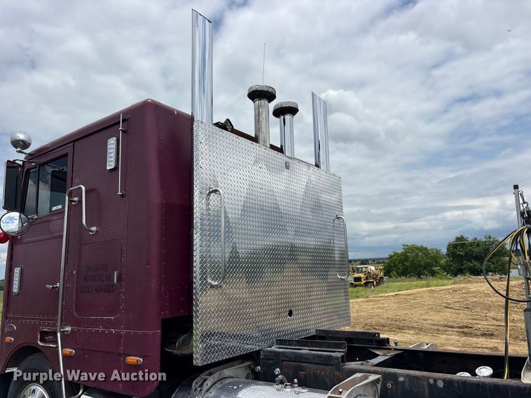 image for item ET2230 1979 Peterbilt 352 semi truck