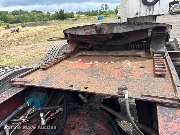 image for item ET2230 1979 Peterbilt 352 semi truck