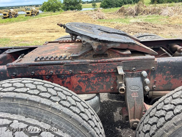 image for item ET2230 1979 Peterbilt 352 semi truck