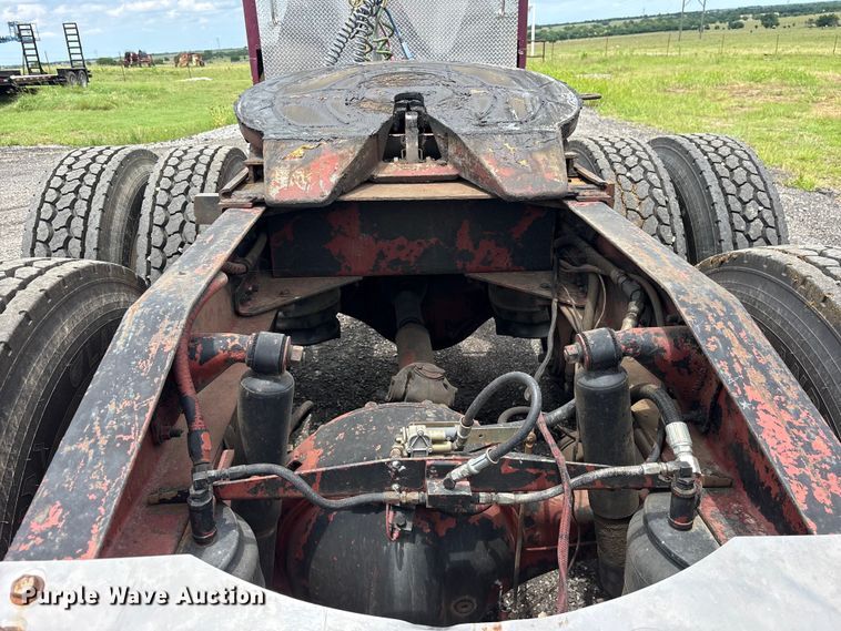image for item ET2230 1979 Peterbilt 352 semi truck