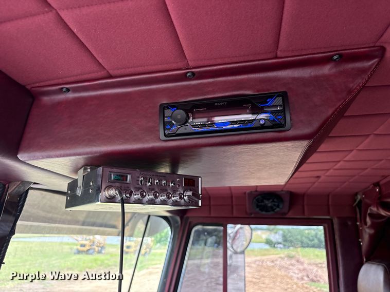 image for item ET2230 1979 Peterbilt 352 semi truck