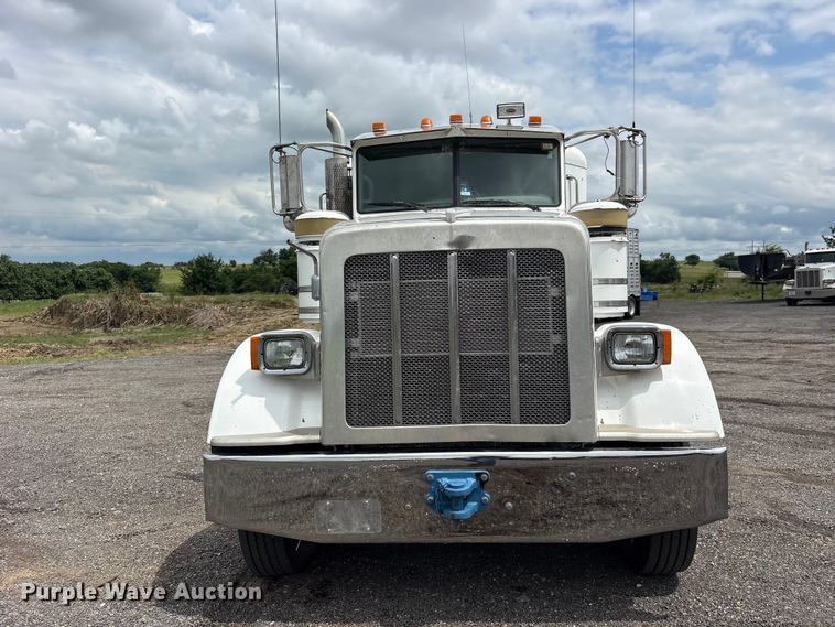 image for item ET2234 2012 Peterbilt 367 semi truck