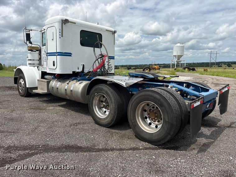 image for item ET2234 2012 Peterbilt 367 semi truck