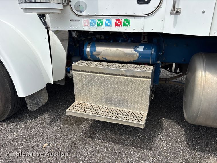 image for item ET2234 2012 Peterbilt 367 semi truck