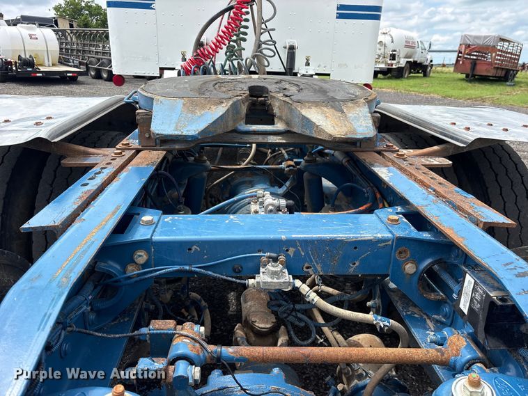 image for item ET2234 2012 Peterbilt 367 semi truck