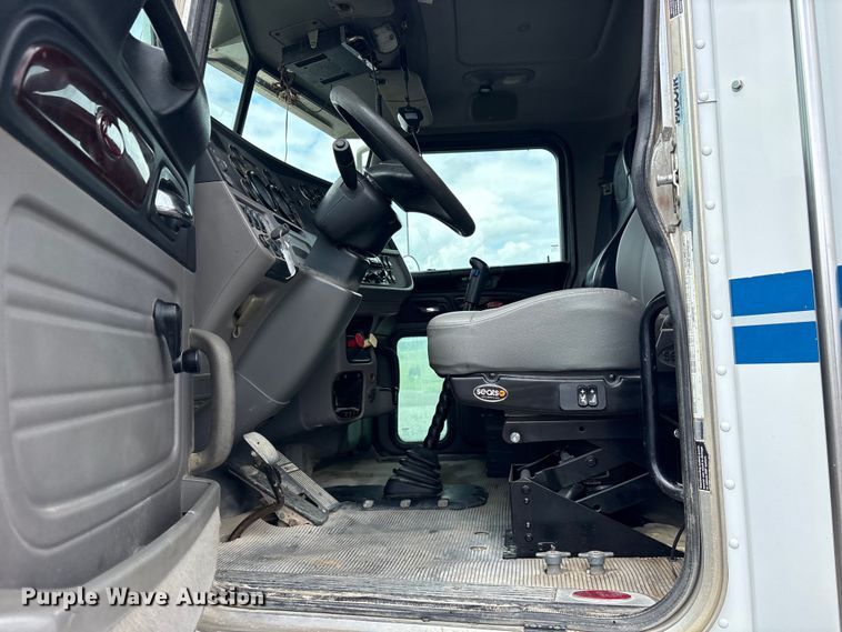 image for item ET2234 2012 Peterbilt 367 semi truck