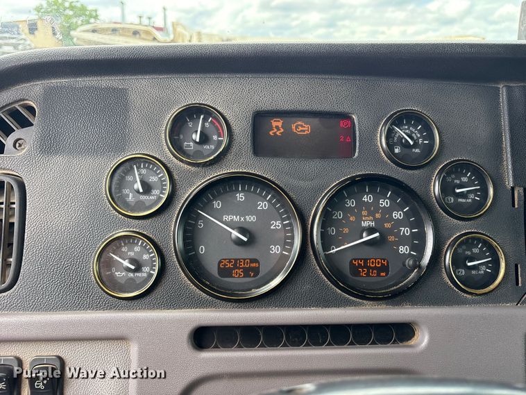 image for item ET2234 2012 Peterbilt 367 semi truck