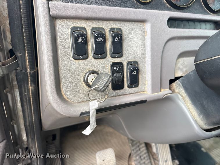 image for item ET2234 2012 Peterbilt 367 semi truck
