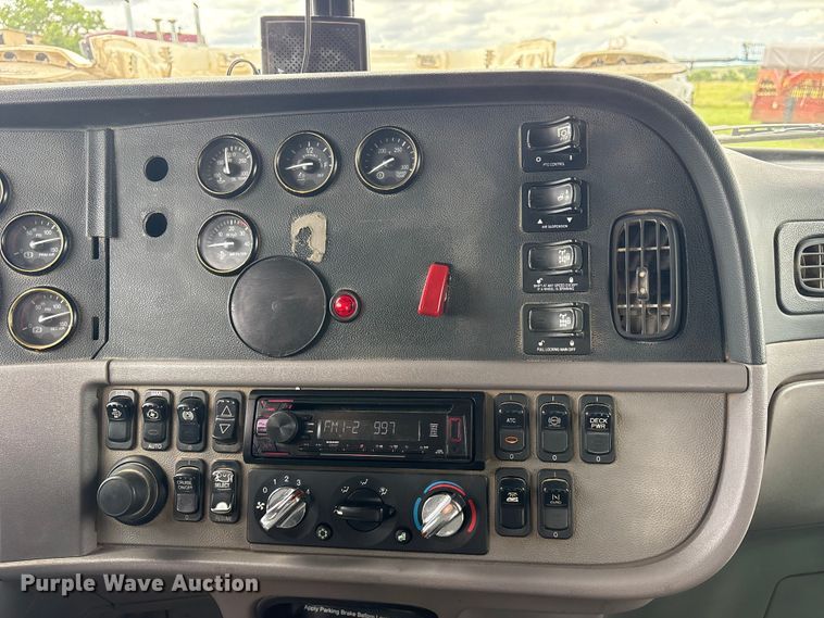image for item ET2234 2012 Peterbilt 367 semi truck