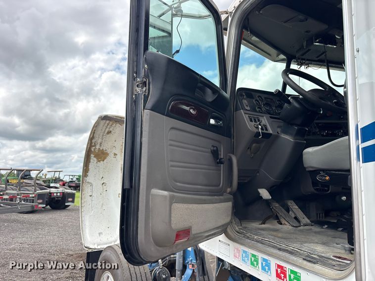 image for item ET2234 2012 Peterbilt 367 semi truck